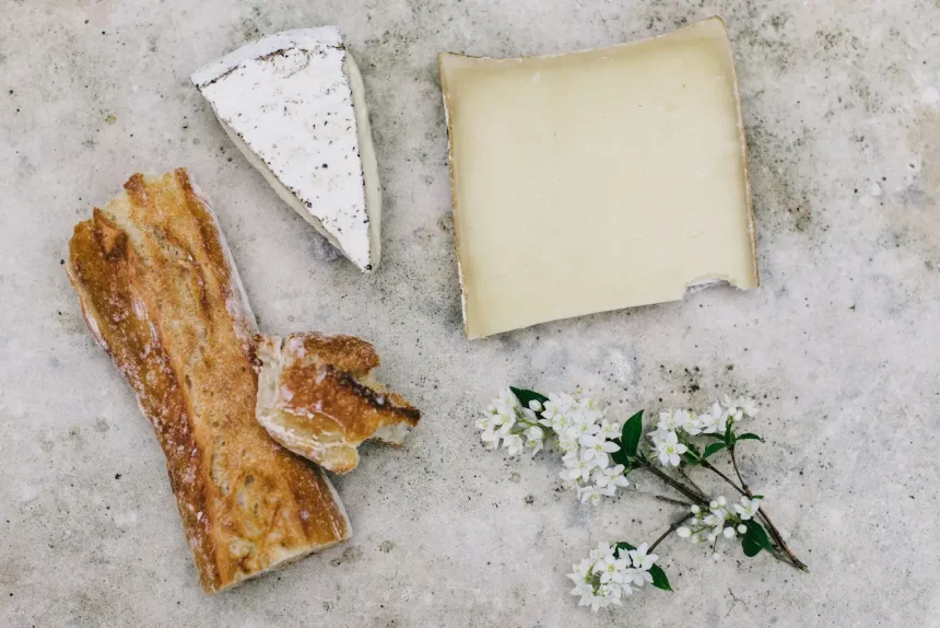 Enceinte, le fromage servi sur un plateau. 🧀