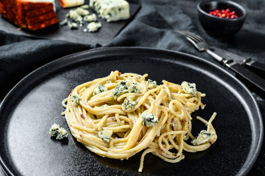 Gorgonzola enceinte : en sauce, sur pizza ou à éviter ? 🍕